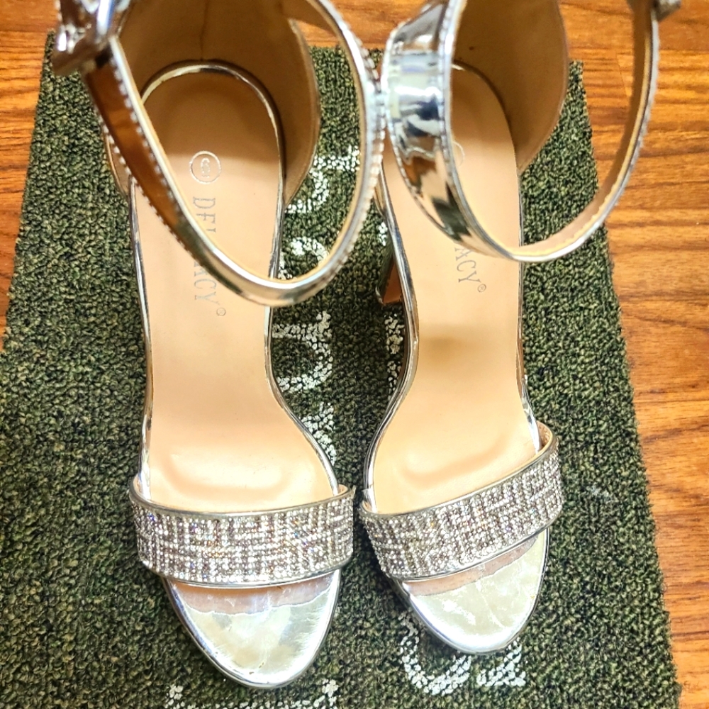 Gorgeous 6inchs silver platform heels